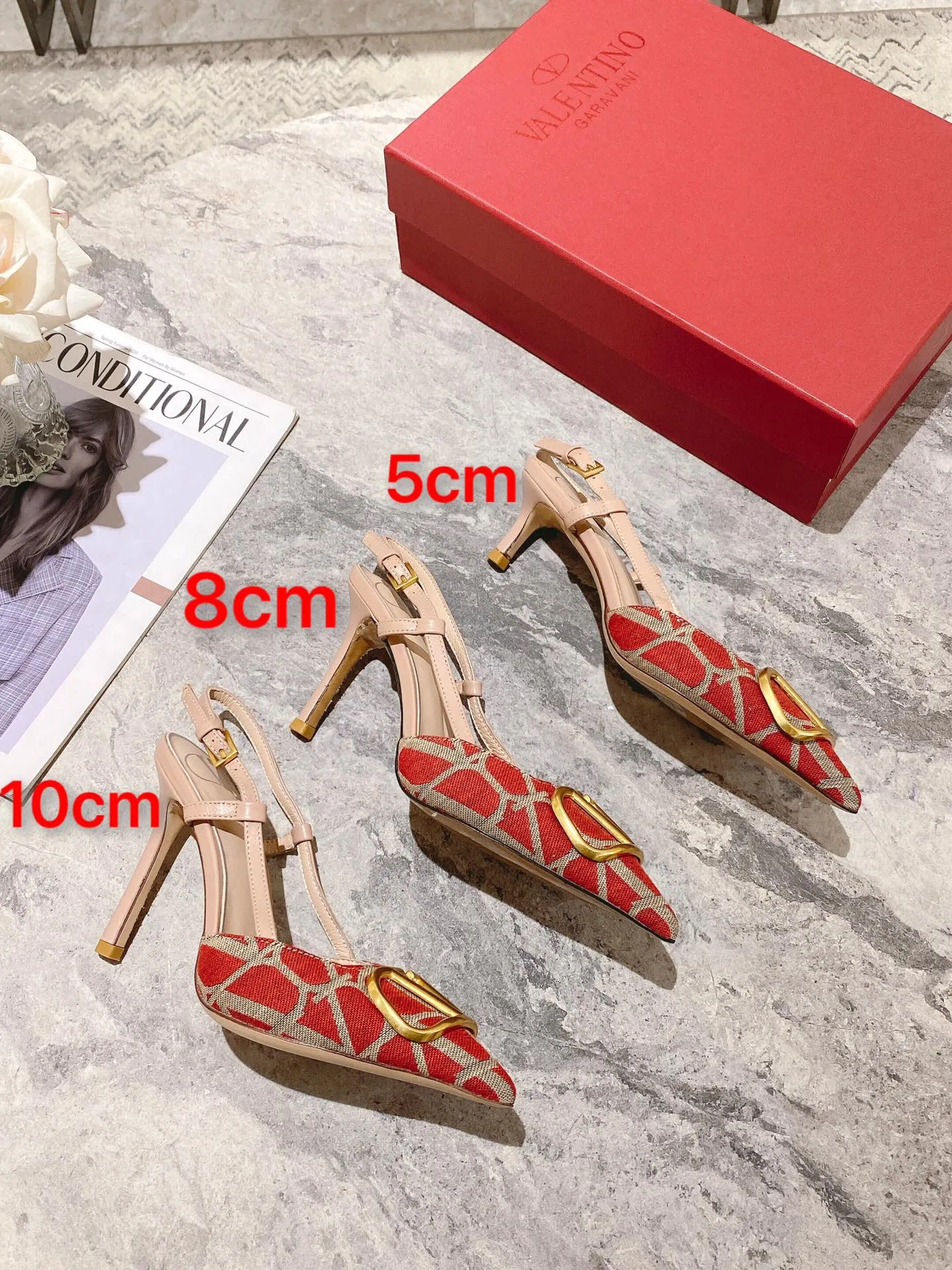 👟👟Ex-factory price 440👟👟 Genuine leather sole +40 Top version 𝑉𝐴𝐿𝐸𝑁𝑇𝐼𝑁𝑂 Valentino 2023 spring and summer new women's 5⃣️color empty back sandals The unique [V logo fabric printing pattern] brings out a full sense of high-end, and the new season will live up to expectations! Worth buying★Absolutely high-grade❥Original method, Absolutely sensual❥Elegant style, creating a different feeling, simple and elegant style!  Code number: 35-41 (34-42 customized) Fabric: Fabric printed cloth Lining: Sheepskin lining Heel height: 3 options 5cm-8cm-10cm Leather outsole Rubber outsole